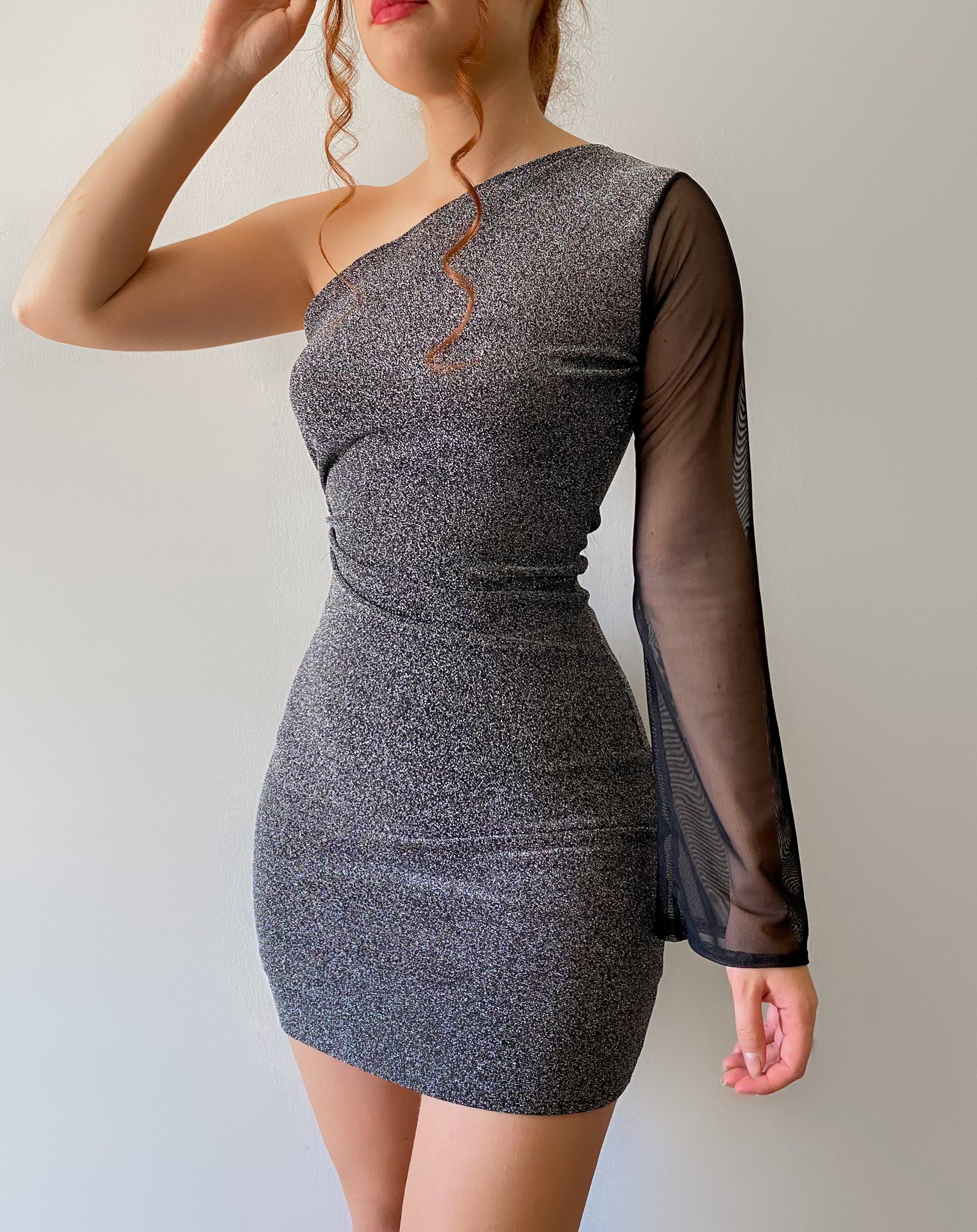 Vestido brillo gris un hombro